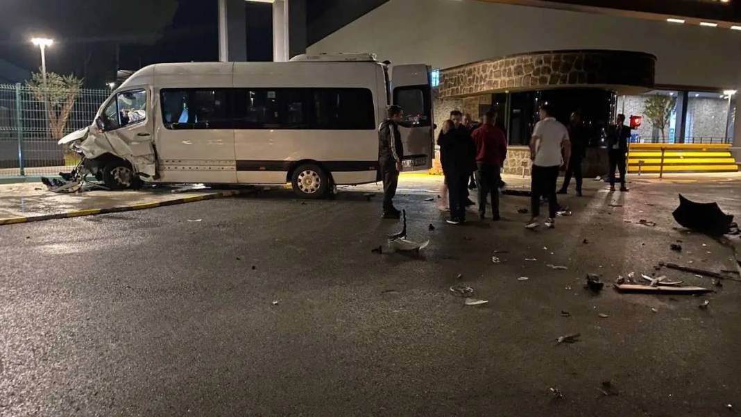 Serik’te Tur Minibüsüyle Otomobil Birbirine Girdi! 1’i Ağır 2 Yaralı 3